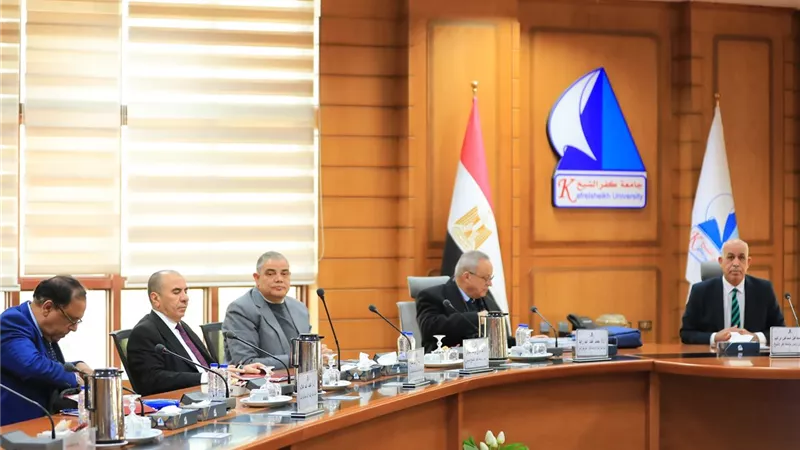 رئيس جامعة كفر الشيخ يترأس لجنة اختيار عميد كلية الآداب