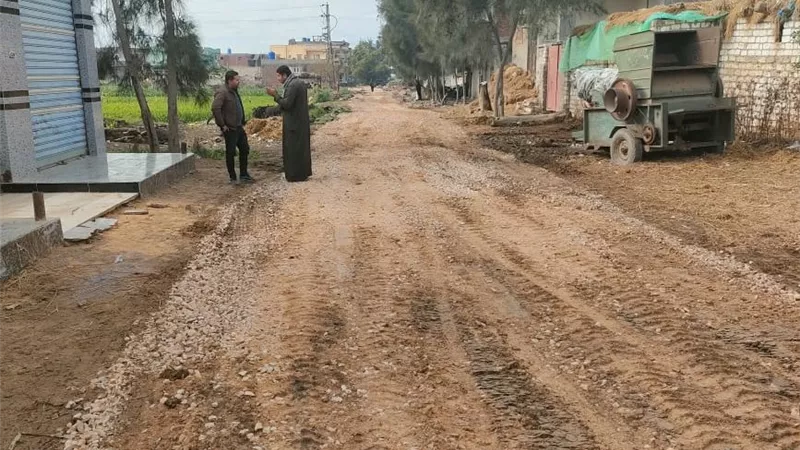 محافظ كفر الشيخ يتابع أعمال رفع كفاءة وتمهيد الطرق بقرية الملاحة