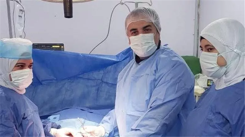 مستشفى الروضة المركزي ينجح في إنقاذ مريض يعاني من فتق إربي مزدوج