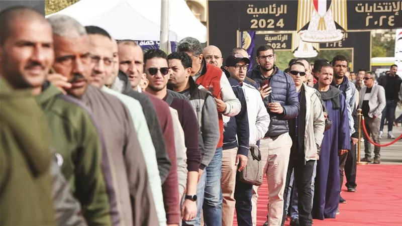 بعد ساعة الراحة.. توافد ملحوظ للناخبين على لجان جولة الإعادة بالمنيا