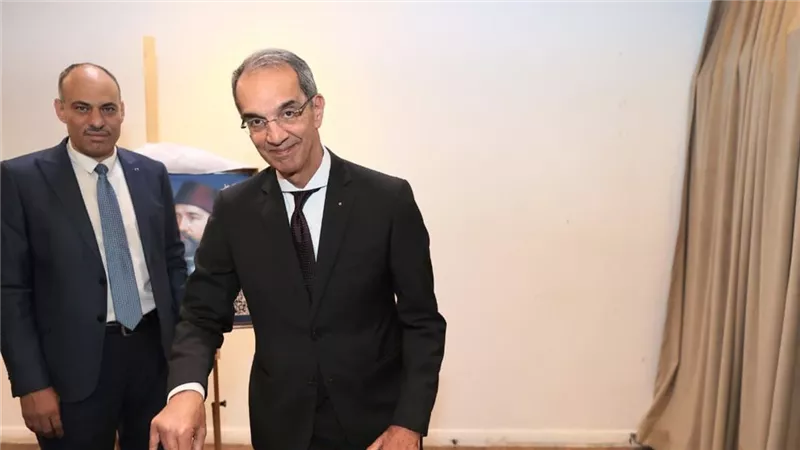 وزير الاتصالات يوثق 160 عاما من البريد المصري بطابع جديد