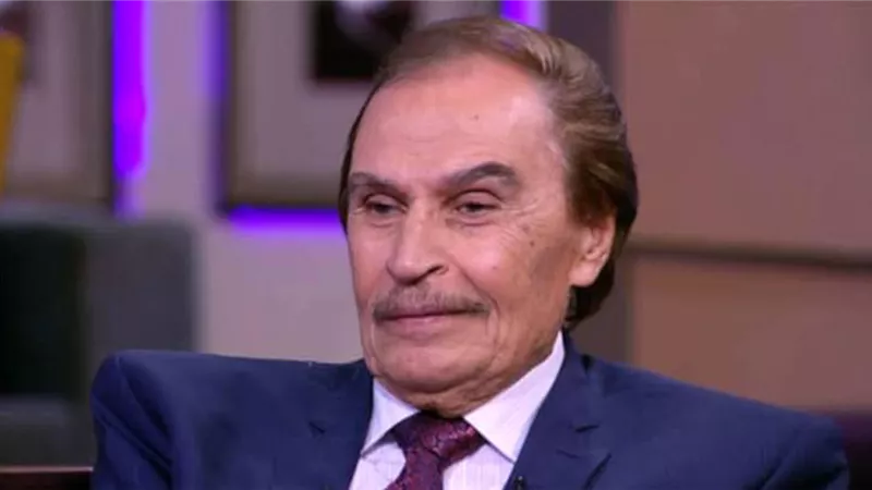 سر الصورة النادرة التي جمعت عزت العلايلي بـ أميتاب باتشان