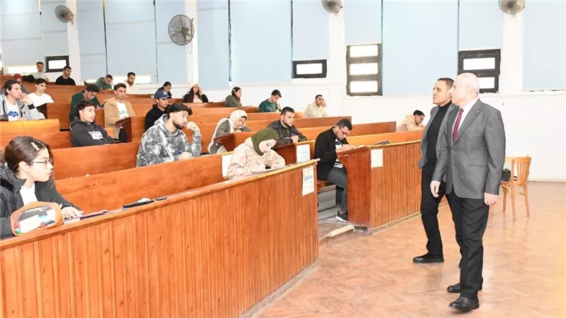 رئيس جامعة الإسماعيلية الجديدة يتفقد لجان امتحانات برامج كلية التجارة