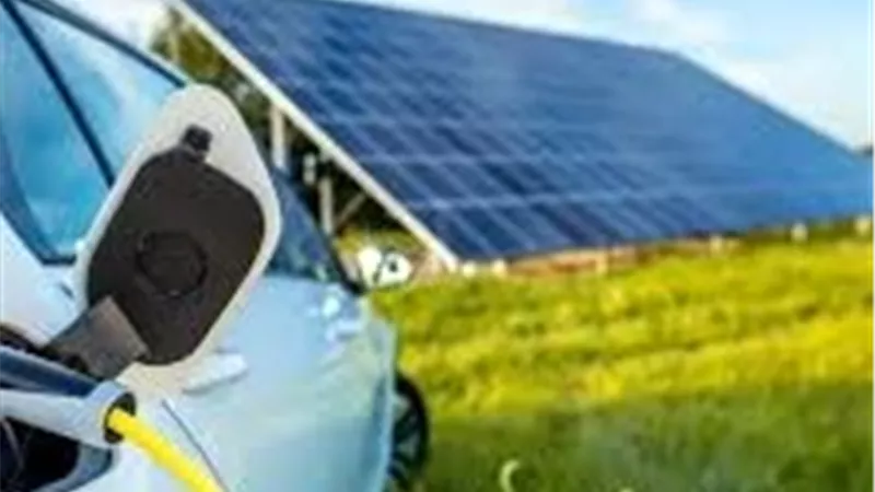 هل فكرت يومًا في شحن سيارتك الكهربائية بالطاقة الشمسية؟