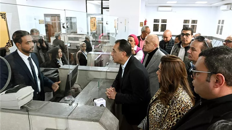 رئيس الوزراء يتفقد مجمع خدمات المواطنين بإحدى قرى أرمنت