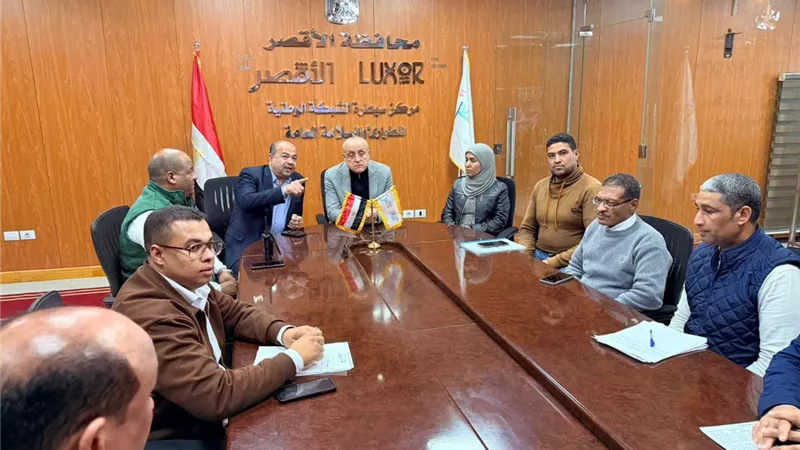 محافظ الأقصر يتابع جولة الإعادة من غرفة عمليات الطوارئ