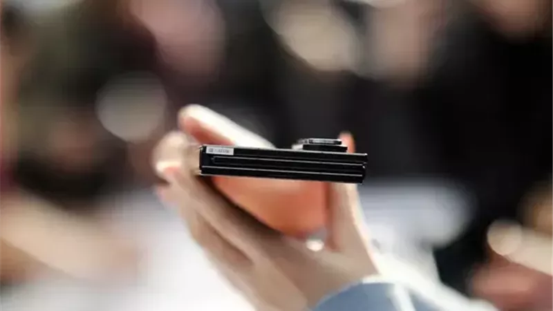 لماذا طرح هاتف جالاكسي Z TriFold في أسواق محدودة؟ السبب غير متوقع