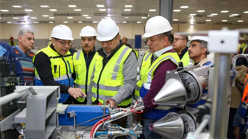 وزير قطاع الأعمال: 40% من استثمارات المشروع القومي في غزل المحلة