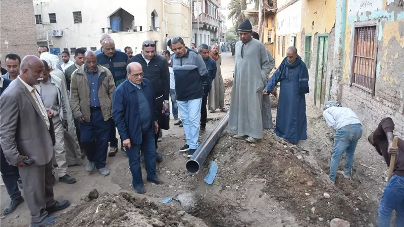 رئيس القابضة للمياه يتفقد مشروعات وصلات الصرف الصحي بالأقصر