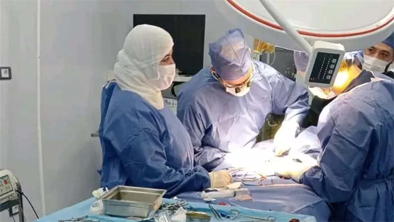 جراحة دقيقة لاستئصال ورم خبيث بالمخ لشاب في مستشفى 15 مايو النموذجي