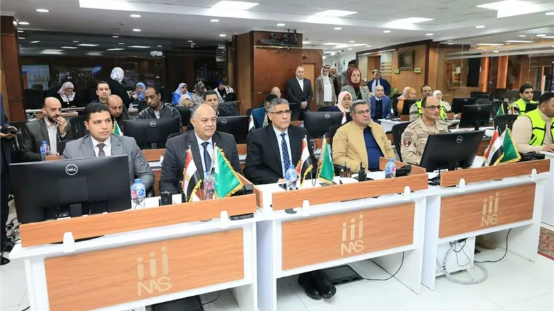 «من مركز السيطرة».. محافظ الجيزة يتابع غلق لجان انتخابات مجلس النواب 