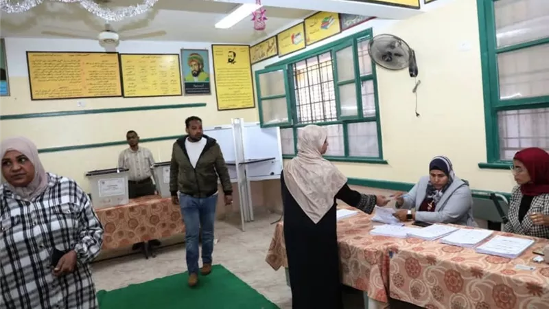 إقبال المواطنين للإدلاء بأصواتهم في جولة إعادة انتخابات النواب بأسوان