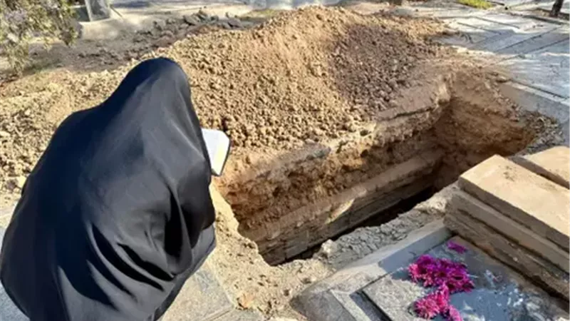 من أولى الناس بدفن المرأة المسلمة؟.. تعرف عليهم بالترتيب