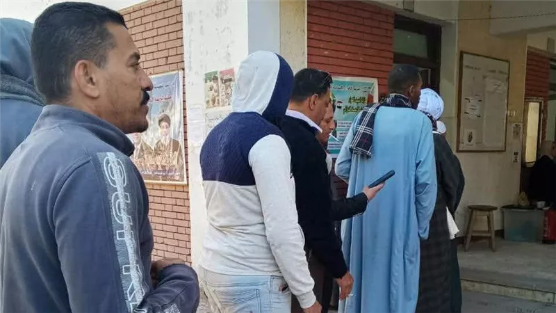 توافد المواطنين أمام اللجان الانتخابية في مدينة إسنا بالأقصر| صور