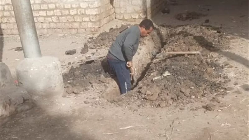 مياه الفيوم تستجيب لشكاوى أهالي منية الحيط وتبدأ تغيير خط مياه الشرب 