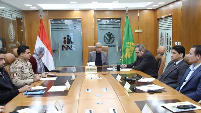 محافظ المنيا يتابع من مركز السيطرة انتظام التصويت في اليوم الثاني والأخير 