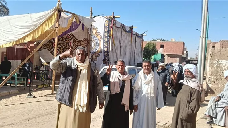 إصابة شخص إثر تصادم قطار أثناء عبور السكة الحديد فى أسوان 