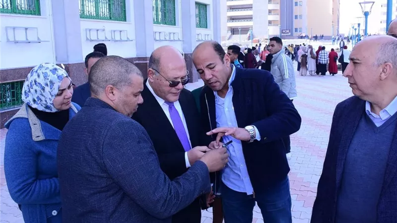 رئيس جامعة سوهاج يتفقد الامتحانات بأكبر مركز للاختبارات الإلكترونية