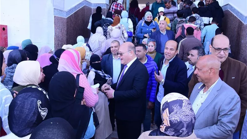 رئيس جامعة سوهاج يتفقد الامتحانات بأكبر مركز للإختبارات الإلكترونية