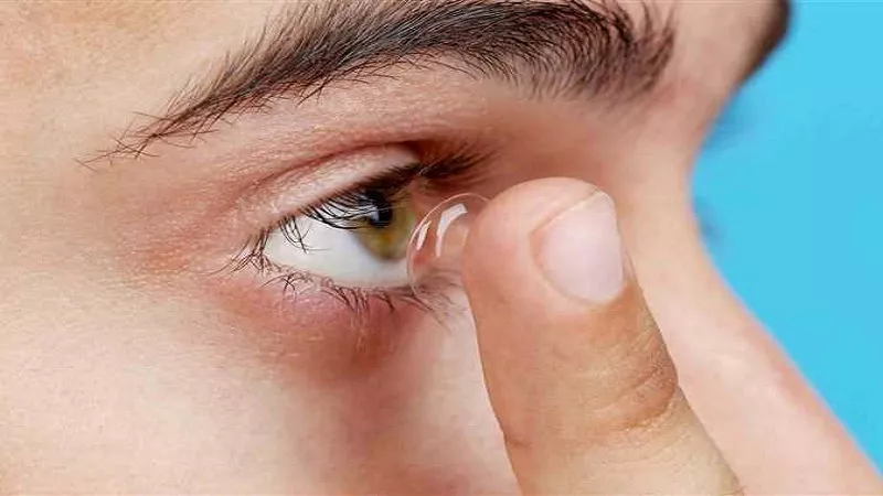 أثناء النوم.. كيف تهدد العدسات اللاصقة سلامة بصرك؟|فيديو