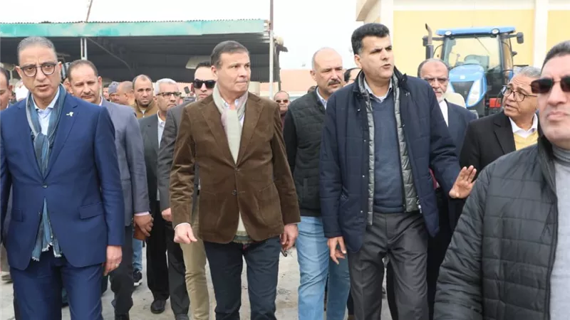 وزير الزراعة ومحافظ الفيوم يوزعان 15 «فراطة ذرة» على صغار المزارعين