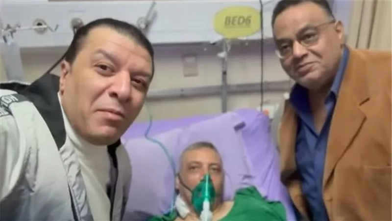 مصطفى كامل يزور منصور هندي في المستشقى بعد تعرضه لحادث أليم