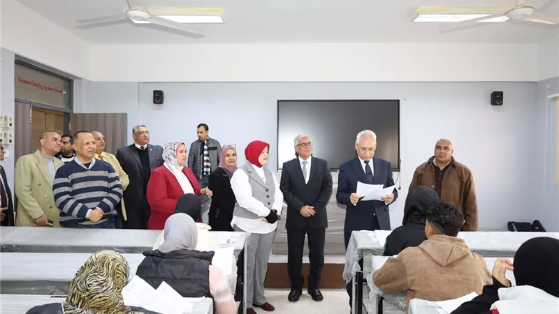 رئيس جامعة المنيا يواصل جولاته التفقدية لسير الامتحانات بكليات التربية 