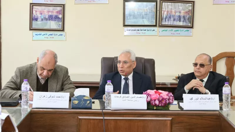 رئيس جامعة المنيا يفتتح دورة تأهيل المرشحين لمنصب عميد الكلية 