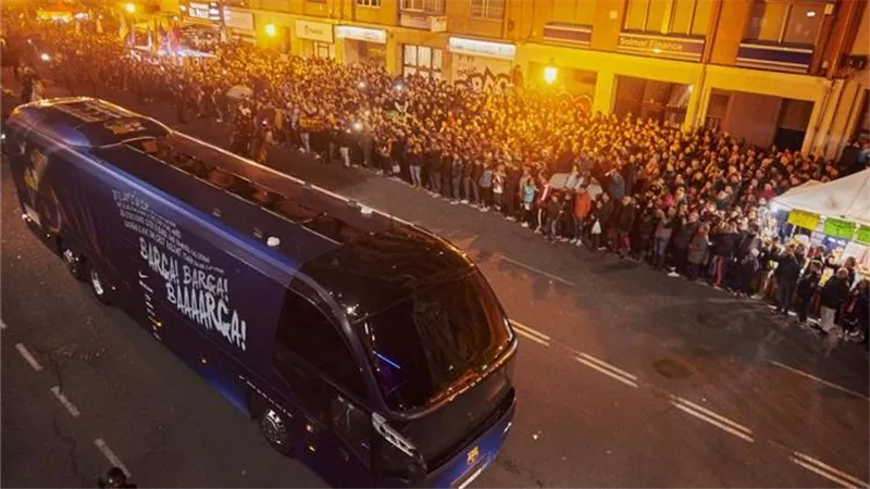 عنف الجماهير يضرب فالنسيا.. حافلة الفريق تتعرض للرشق بالمقذوفات