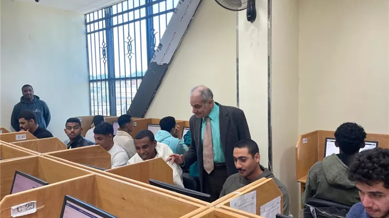رئيس جامعة أسوان يتابع انتظام امتحانات الفصل الدراسي الأول بكلية التمريض