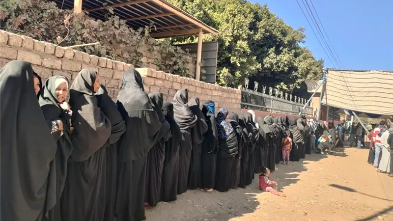بالجلباب الأسود.. السيدات يتصدرن المشهد الإنتخابي في دائرة إسنا 
