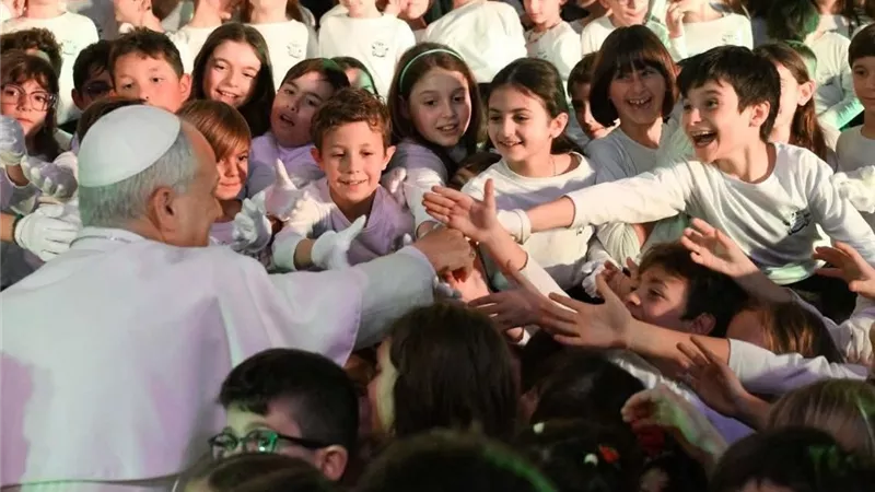 بابا الفاتيكان يسلّط الضوء على معاناة الأطفال المنسيين خلال حفل الميلاد