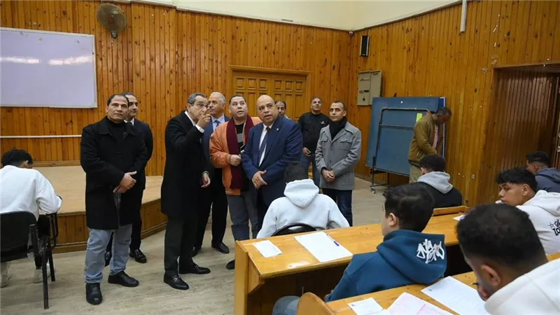 رئيس جامعة الفيوم يتفقد امتحانات الفصل الدراسي الأول فى 5 كليات 