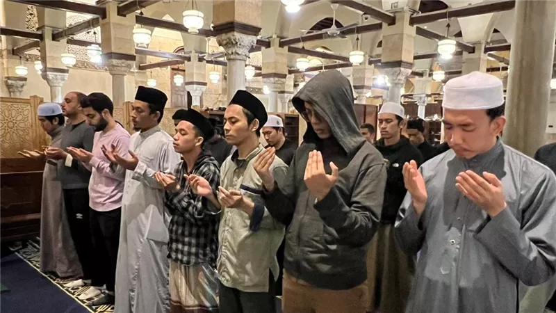 هل يجب رفع اليدين عند الدعاء؟ اعرف الهيئة الصحيحة