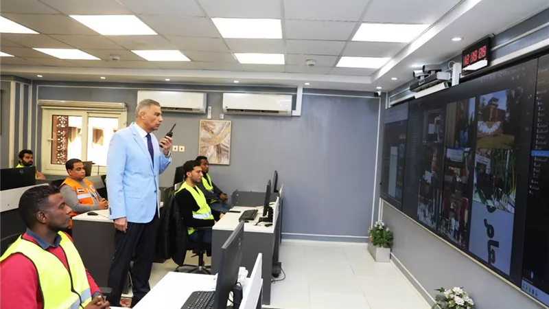 لليوم الثاني.. محافظ أسوان يتابع عبر الشبكة الوطنية سير العملية الانتخابية