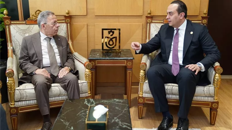 رئيس هيئة الرعاية الصحية يلتقي نقيب أطباء مصر لتعزيز التعاون 