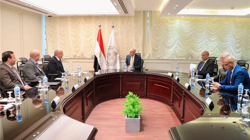 وزير التعليم يبحث مع الرئيس التنفيذي لمجموعة «العربي» تعزيز الشراكة 