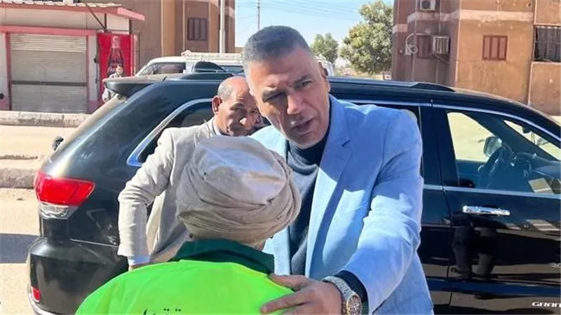 محافظ أسوان يتفقد منظومة النظافة الجديدة بحي الصداقة 