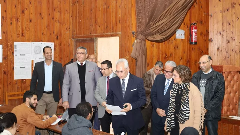 رئيس جامعة المنيا  بتفقد الامتحانات  فى 4 كليات .. تفاصيل