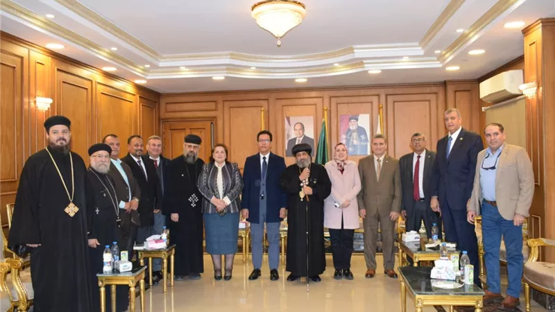 رئيس جامعة بنها يقدم التهنئة بعيد الميلاد بمطرانيات شبرا وشبين القناطر