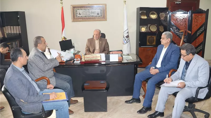 السكرتير العام لبني سويف يراجع الموقف التنفيذي والمالي لجميع المشروعات