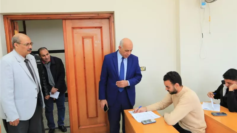 رئيس جامعة كفر الشيخ يواصل الجولات الميدانية لتفقد امتحانات الفصل الدراسي 