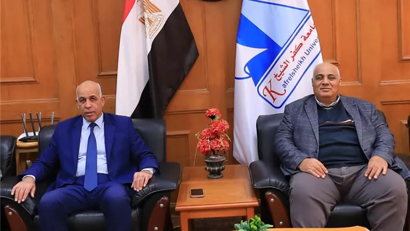 رئيس جامعة كفر الشيخ يعقد اجتماعًا موسعًا مع مركز الاستشارات الهندسية