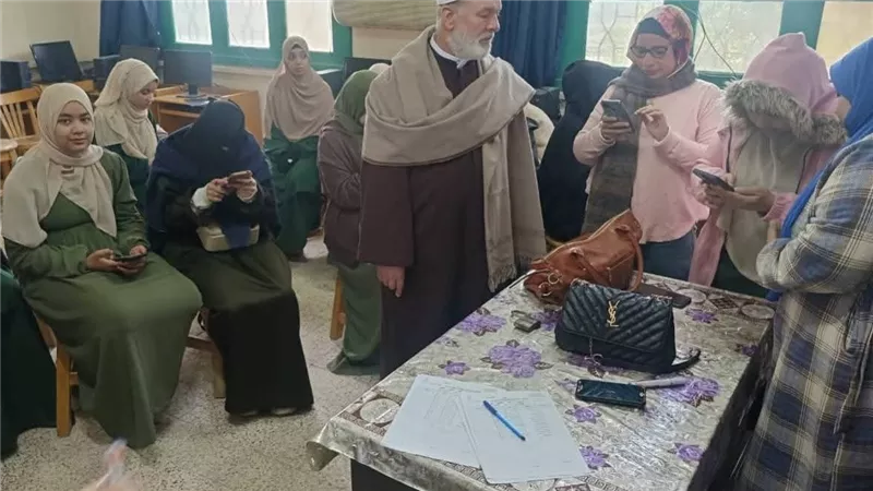 رئيس منطقة سوهاج الأزهرية يتفقد سير امتحانات المنصة اليابانية بالمعاهد