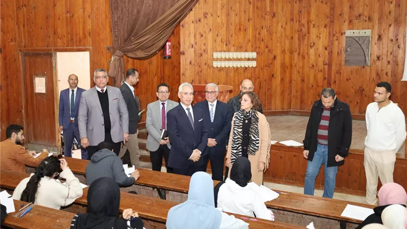 رئيس جامعة المنيا يواصل جولاته التفقدية بـ4 كليات
