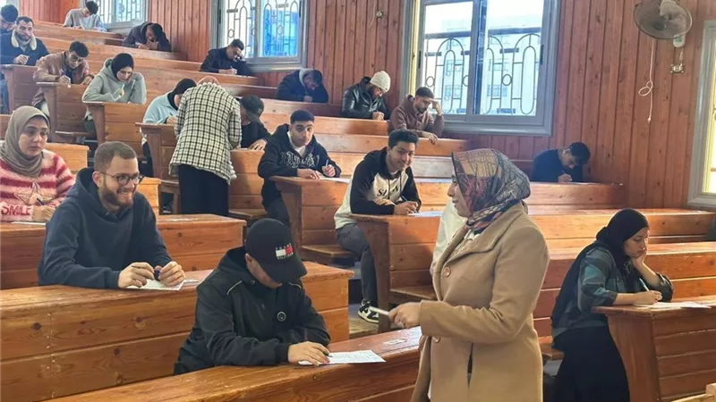 عميدة «تمريض كفر الشيخ» تتابع امتحانات الفصل الدراسي الأول وسط انضباط كامل