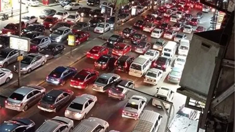 تصادم ميني باص وسيارة ملاكي يعطل الحركة بفيصل|تفاصيل