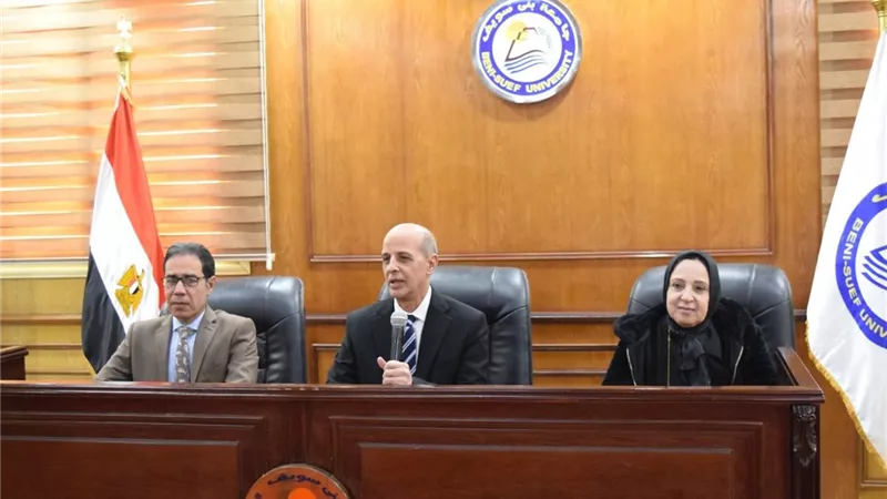 رئيس جامعة بني سويف يجتمع بمسؤولي العلاقات العامة على مستوى الكليات