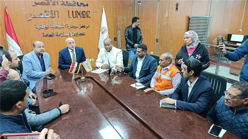 محافظ الأقصر يتفقد غرفة العمليات لمتابعة انتظام العملية الانتخابية 
