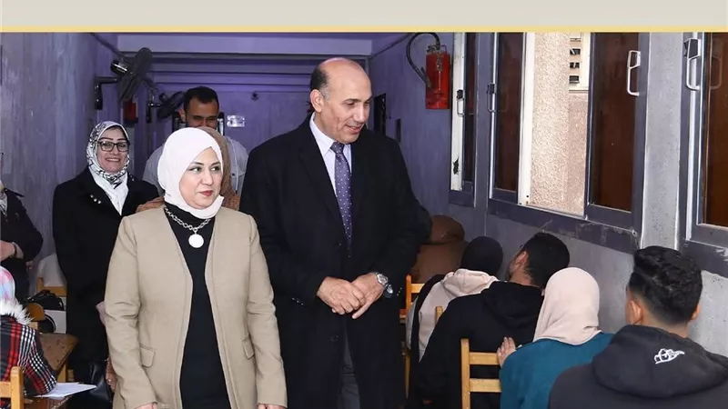  نائب رئيس جامعة الزقازيق يتفقد اختبارات التمريض ويشيد بالانضباط